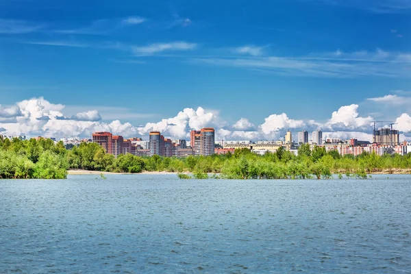 Nehir Ob ve Novosibirsk yan Novosibirsk yan Bugrinskij plaj bakan