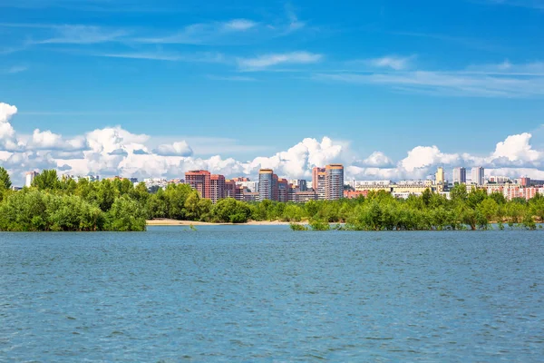 Novosibirsk, Sibirya, Rusya - 17 Temmuz 2017: bir görünümü Novosibirsk yan Bugrinskij plaj ve nehir Ob