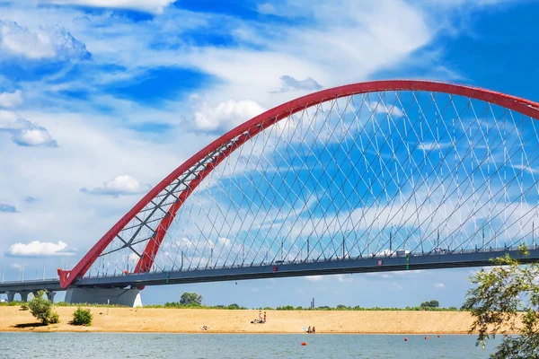 Nehrin Ob, Bugrinskij köprü ve plaja bakan