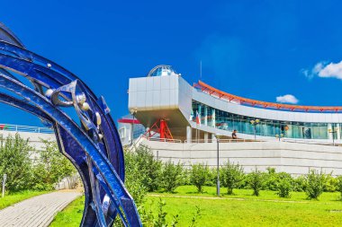 Kamyshinskoe Yaylası, Novosibirsk, Sibirya, Rusya - 2 Ağustos 2017 anahtar: büyük Novosibirsk planetaryum. Bina ve Park alanı