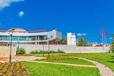 Kamyshinskoe Yaylası, Novosibirsk, Sibirya, Rusya - 2 Ağustos 2017 anahtar: büyük Novosibirsk planetaryum. Bina ve Park alanı