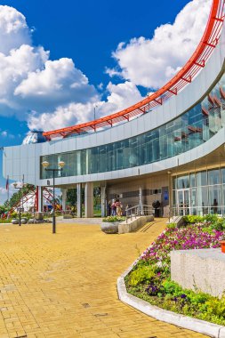 Kamyshinskoe Yaylası, Novosibirsk, Sibirya, Rusya - 2 Ağustos 2017 anahtar: büyük Novosibirsk planetaryum. Bina ve Park alanı