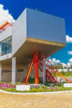 Kamyshinskoe Yaylası, Novosibirsk, Sibirya, Rusya - 2 Ağustos 2017 anahtar: büyük Novosibirsk planetaryum. Bina ve Park alanı