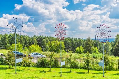 Parkta büyük Novosibirsk yıldız'daki yel değirmenleri