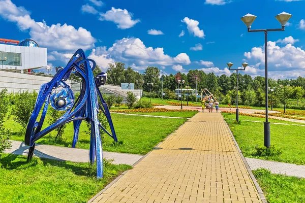 Η τέχνη για το θέμα του χώρου, με τη μορφή αψίδας, στο πάρκο του Πλανηταρίου μεγάλο Νοβοσιμπίρσκ — Φωτογραφία Αρχείου