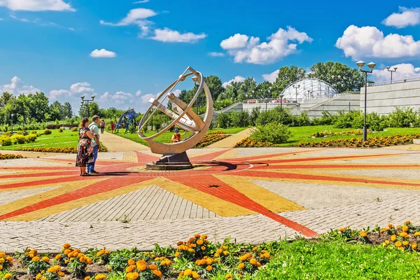 Сонячний годинник в парку великої Новосибірськ планетарій — стокове фото
