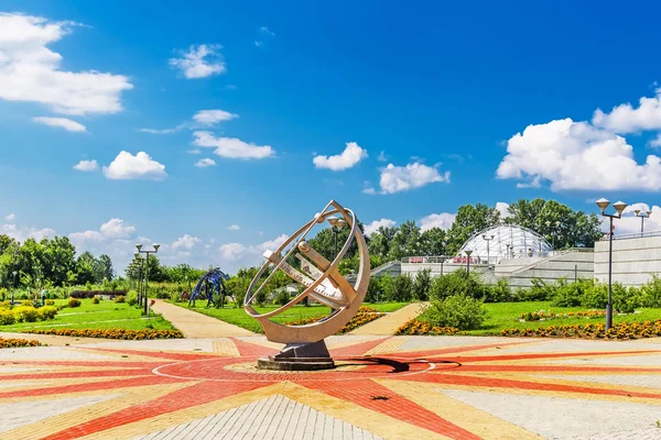 Cadran solaire dans le parc du grand planétarium de Novossibirsk — Photo