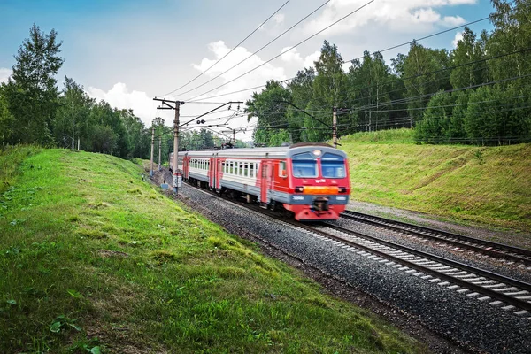 El tren acelera a través de la tierra siberiana — Foto de Stock