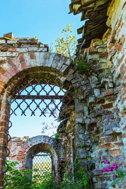 Köy Legostaeva, Iskitim district, Novosibirsk Oblastı, Sibirya, Rusya - 27 Ağustos 2017: Michael bina (1804 yılında inşa Başmelek Kilisesi kalıntıları)