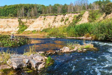 Altın Nehri Suenga, Maslyaninsky district, Novosibirsk Oblastı, Sibirya, Rusya - 28 Ağustos 2017: Selenginskiy şelale. Balıkçı banka nehrinde
