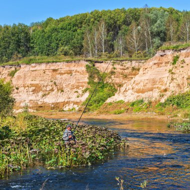 Altın Nehri Suenga, Maslyaninsky district, Novosibirsk Oblastı, Sibirya, Rusya - 28 Ağustos 2017: Selenginskiy şelale. Balıkçı banka nehrinde
