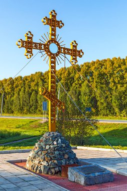 Cherepanovo girişinde ibadet Ortodoks çapraz. Novosibirsk Oblastı, Sibirya