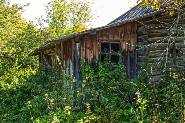 Casa de madeira abandonada no campo. aldeia de Suenga, oblast de Novosibirsk, Sibéria — Fotografia de Stock