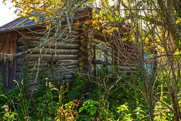 A vidéken, elhagyott faház. Suenga village, Novoszibirszki terület, Siberia — Stock Fotó