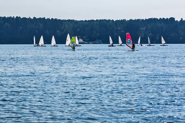 Yat ve yelken Berd Nehri üzerinde kurulu. Sibirya, Rusya Federasyonu