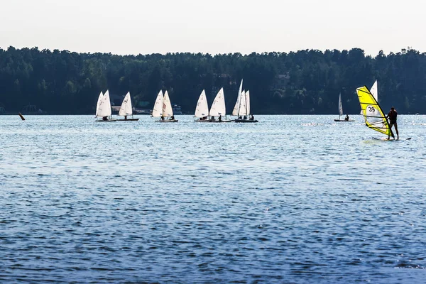 Yat ve yelken Berd Nehri üzerinde kurulu. Sibirya, Rusya Federasyonu