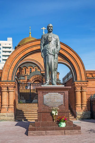 Памятник императору Николаю II и князю Алексею. Новосибирск, Сибирь, Россия — стоковое фото