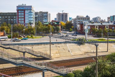 Demiryolları ve demiryolu iskelesi Novosibirsk Merkezi içinde 