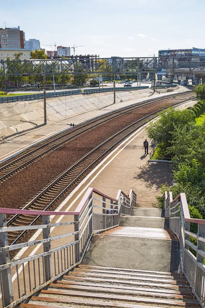 Ferrocarriles y muelle ferroviario en el centro de la estación de Novosibirsk  " — Foto de Stock