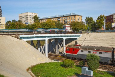 Araç ve yaya köprüsü üzerinde demiryolu parça ortasında