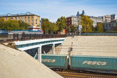 Araç ve yaya köprüsü üzerinde demiryolu parça ortasında