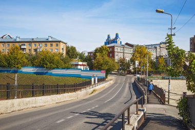 Araç ve yaya köprüsü üzerinde demiryolu parça ortasında