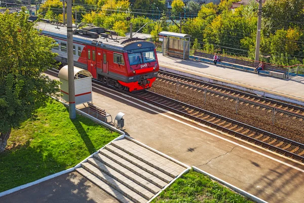 Miasto Nowosybirsk Siberia Rosja Września 2017 Pociąg Dociera Stacji Miasta — Zdjęcie stockowe