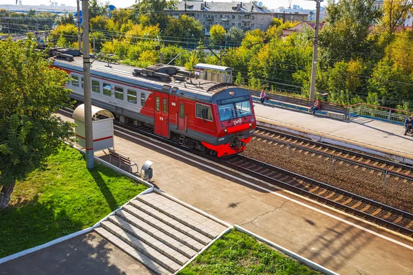 El tren llega a la estación "Centro" Novosibirsk ciudad. Siberia — Foto de Stock