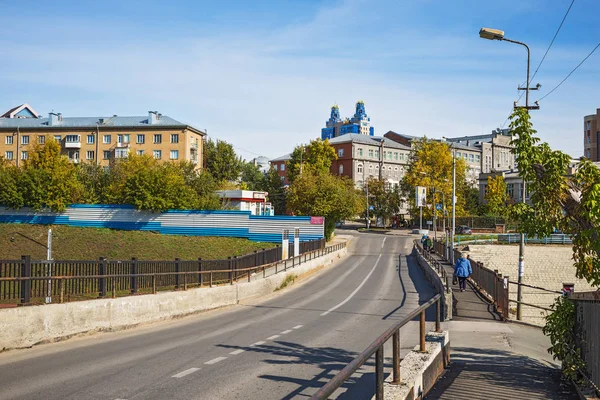 Araç ve yaya köprüsü üzerinde demiryolu parça ortasında