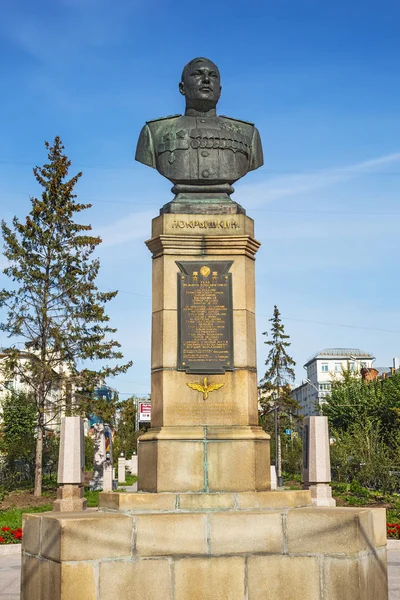 Памятник маршалу авиации Александру Ивановичу Покрышкину — стоковое фото