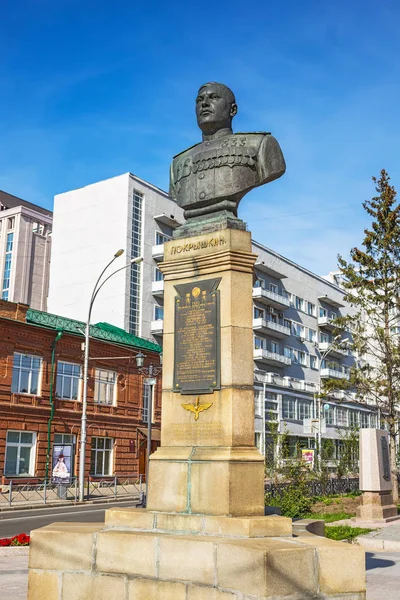 Le monument au maréchal de l'aviation Alexandre Ivanovitch Pokrychkine — Photo