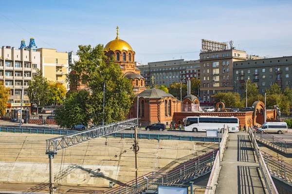 Une vue de la cathédrale au nom d'Alexandre Nevsky — Photo