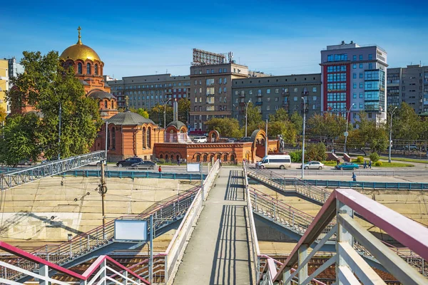 Eine Ansicht der Kathedrale im Namen von Alexander Nevsky. nowosibirsk, sibirien, russland — Stockfoto