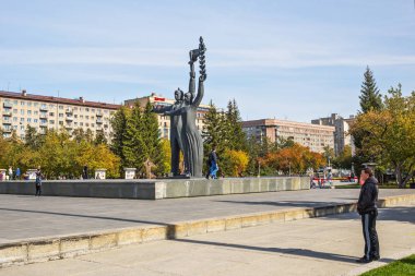 Heykel bileşimi bir meşale ile genç bir adam ve Lenin kare kulaklara kızla