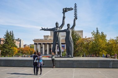 Çin'den bir turist heykel ve Novosibirsk devlet akademik Opera ve bale Tiyatrosu arka plan üzerinde fotoğrafı