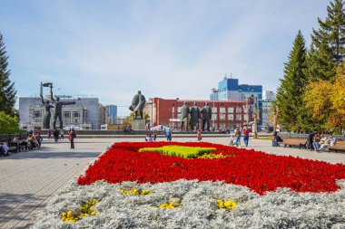 Lenin kare bir çiçek açması flowerbed. Novosibirsk, Rusya Federasyonu