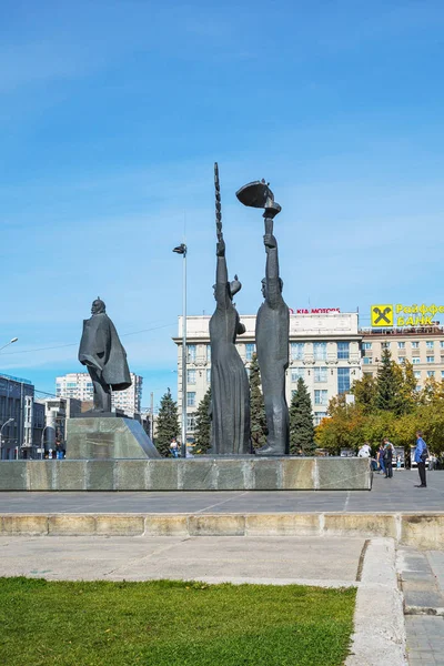 Bir meşale ile genç bir adam ve Lenin kare kulaklara kızla heykel kompozisyon olduğunu