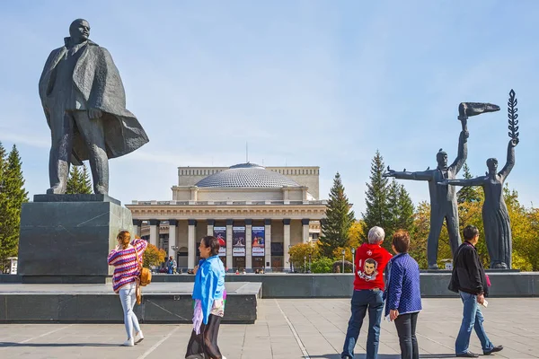 Touristen aus China, Lenin-Platz, Nowosibirsk staatlichen akademischen op — Stockfoto