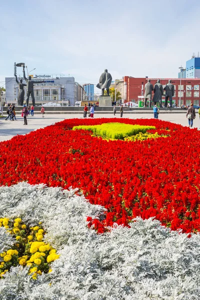 Lenin kare bir çiçek açması flowerbed. Novosibirsk, Rusya Federasyonu