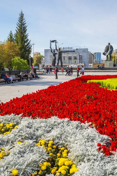 Şehir, Novosibirsk, Sibirya, Rusya Federasyonu - 17 Eylül 2017: Lenin Meydanı ile gelişen flowerbed