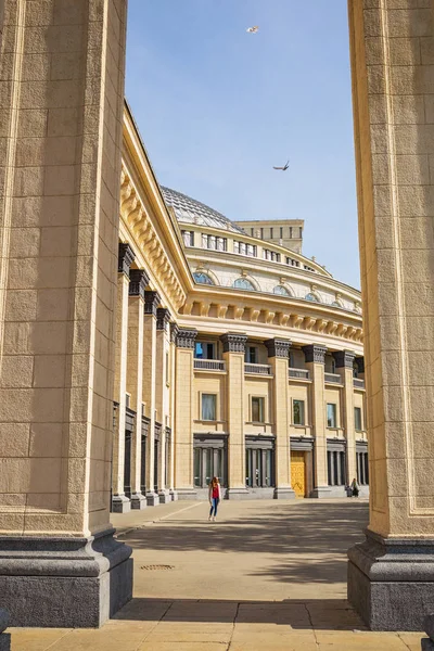 Nowosibirsk staatlichen akademischen Theater für Oper und Ballett. nowosibirsk, sibirien, russland — Stockfoto