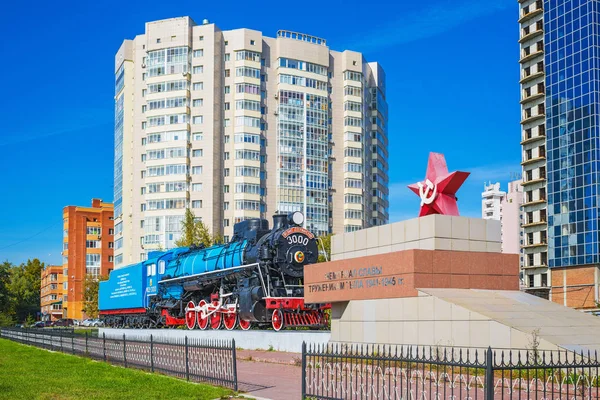 Lokomotive Mondsee. das Kriegerdenkmal Heimatfront 1941-45. nowosibirsk, sibirien, russland — Stockfoto