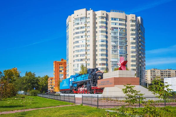 Locomotive Lunin. Le monument de guerre devant la maison 1941-45.. Novossibirsk, Sibérie, Russie — Photo