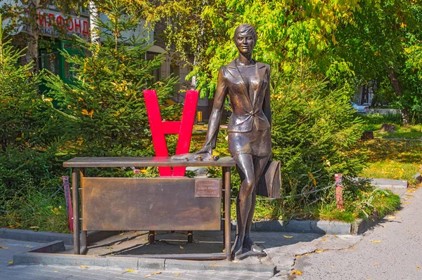 La sculpture "Femme d'affaires". Novossibirsk, Russie — Photo