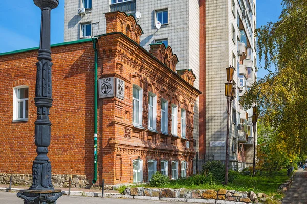 Casa de tijolo de dois andares (ano de construção 1911). Novosibirsk — Fotografia de Stock