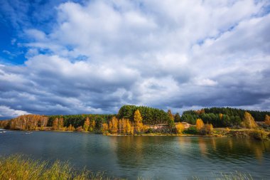 Sonbahar manzara. Ayrı nehir (Ob Nehri'nin bir kolu), Berdsk, Novosibirsk Oblastı, Sibirya, Rusya Federasyonu