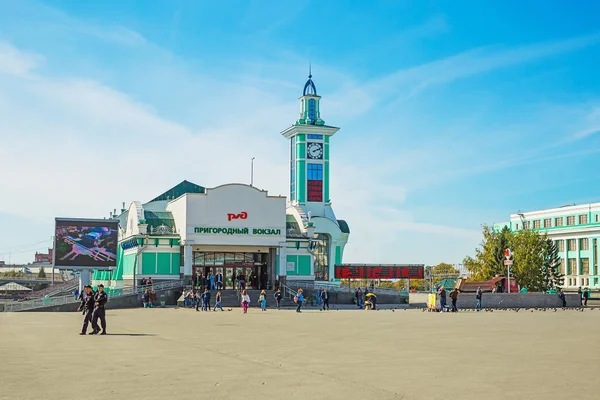 El edificio de la estación de trenes suburbanos "Novosibirsk principal". Novo. —  Fotos de Stock