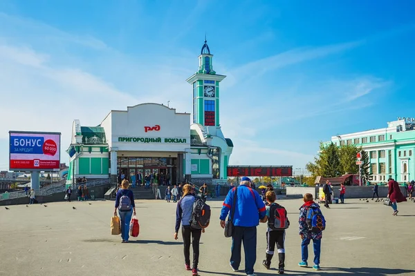 El edificio de la estación de trenes suburbanos "Novosibirsk principal". Novo. —  Fotos de Stock