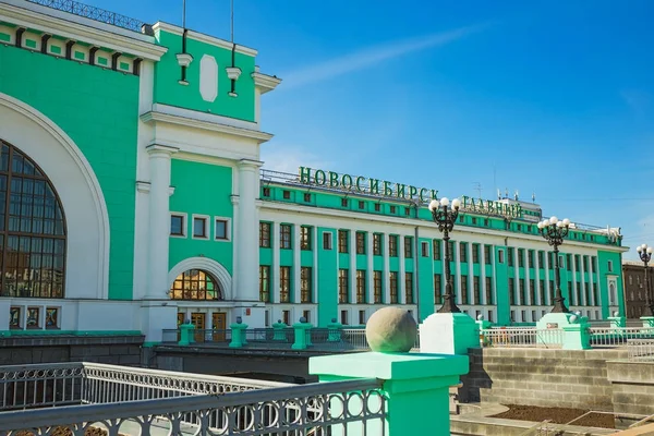 El edificio de la estación de tren "Novosibirsk principal". Novosibi —  Fotos de Stock