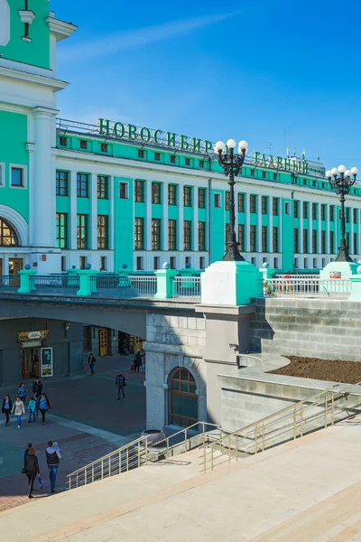 El edificio de la estación de tren "Novosibirsk principal". Novosibi —  Fotos de Stock